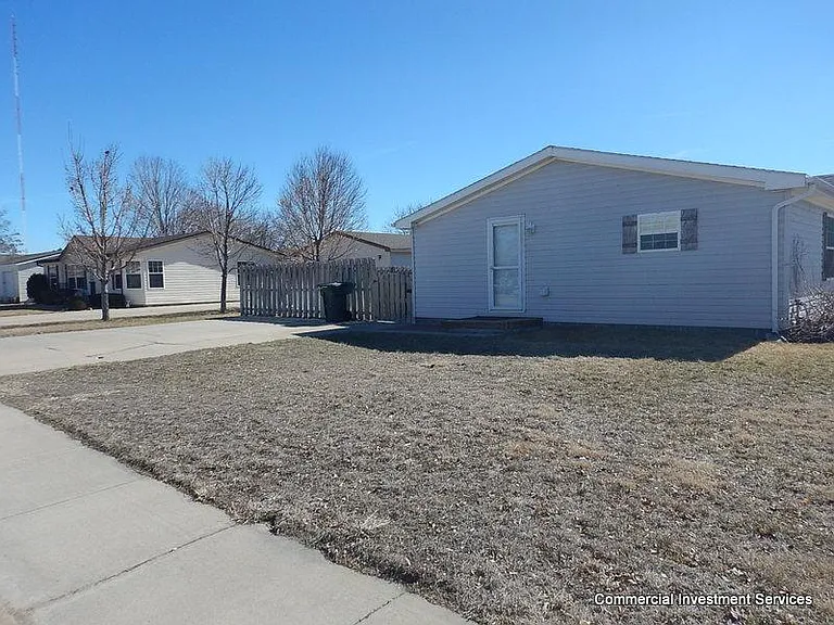 1328 Bridle Dr — Photo 2