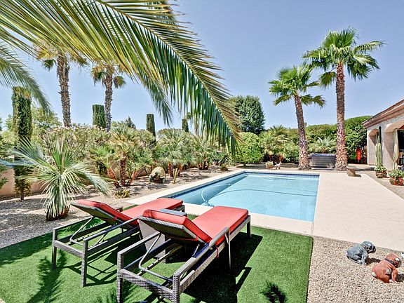 pool & lounge area