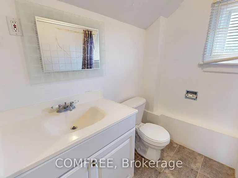 1405 King St E — Photo 11