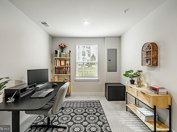 4th image of 404 Pitch Pine Way