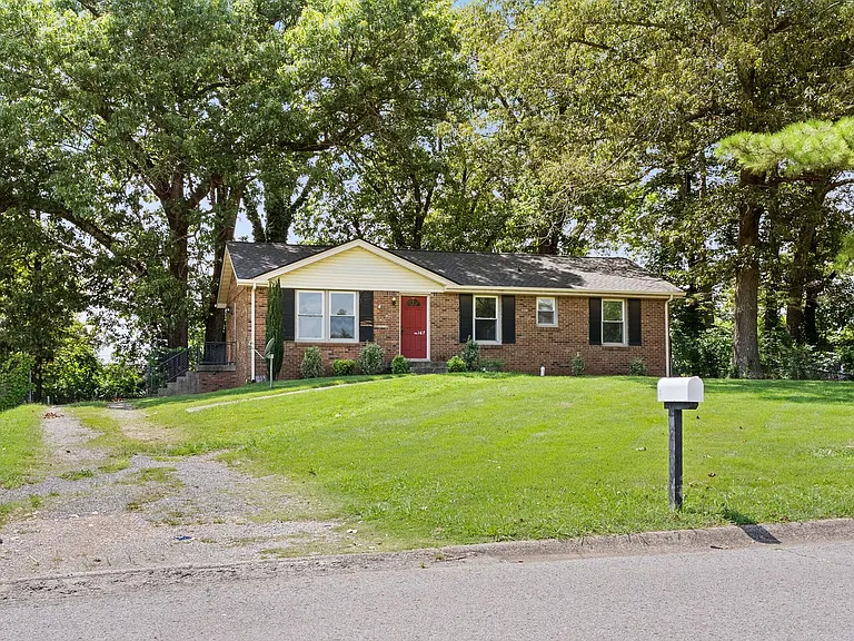 167 Taft Dr — Photo 2