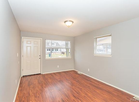 4th image of 1657 Wilson Ave