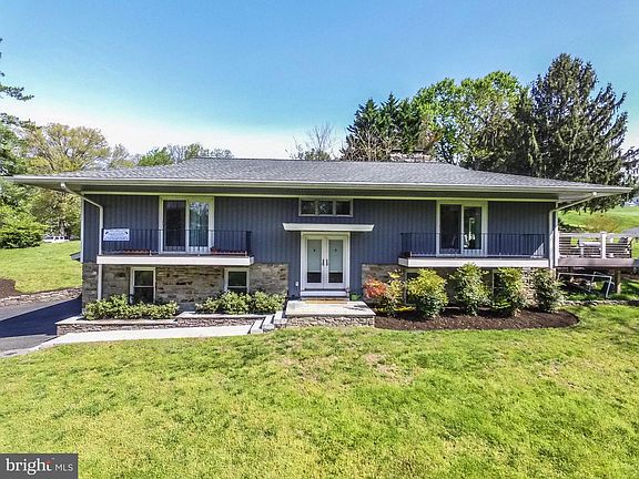 3rd image of 903 Saint Andrews Way