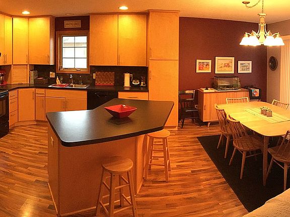 Kitchen/Dining area w/island