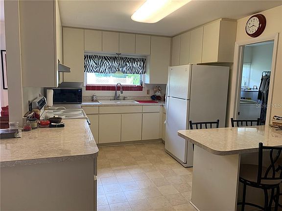3rd image of 3028 NE Arcadia Ave