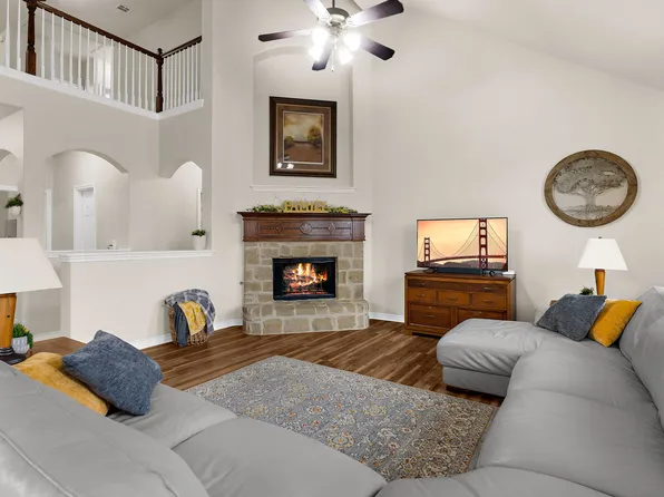 221 Villanova Dr, Van Alstyne, TX 75495