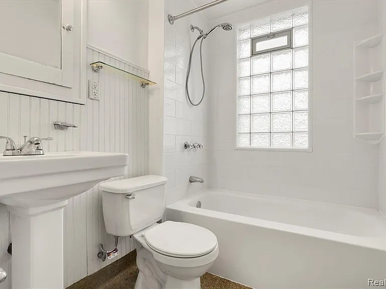 1413 Wayburn St — Photo 7