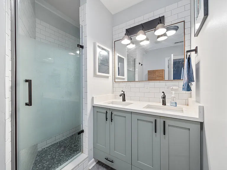 1435 W Addison St #2 — Photo 13