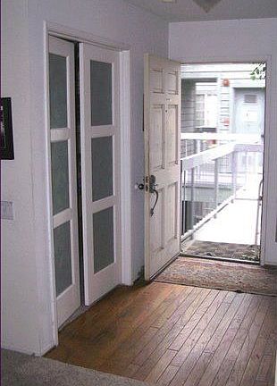 Entry way w/hardwood floors