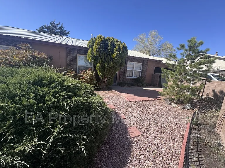 1702 Halo Cir SE — Photo 2