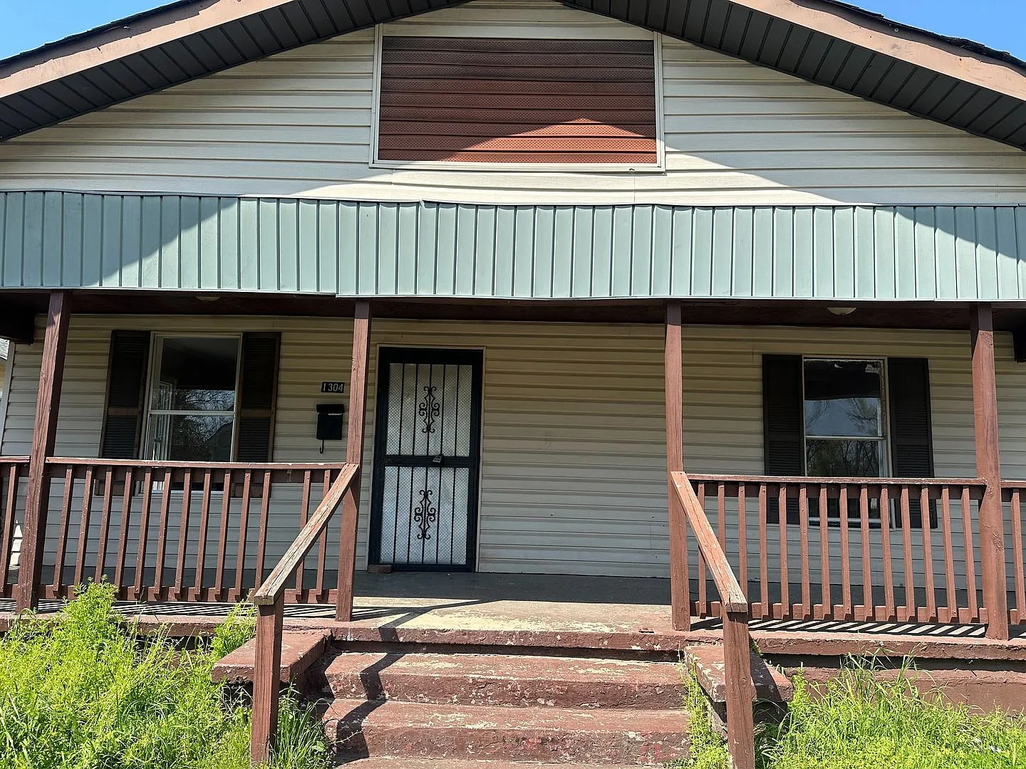 Charming 3-Bedroom, 1-Bathroom Home with Fenced Yard — Photo 2