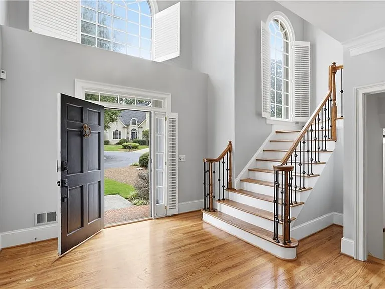 4563 Fountain Dr NE — Photo 2