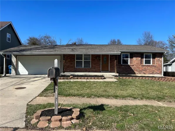 691 Walnut Point Ct, Ballwin, MO 63021