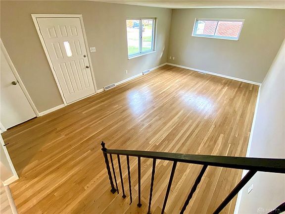 5th image of 920 Willowdale Ave