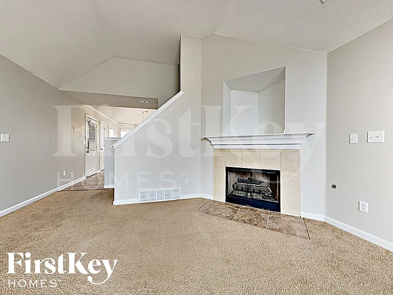 1116 Berkshire Cir — Photo 2