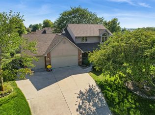5915 E Oakwood Dr, Pleasant Hill, IA 50327