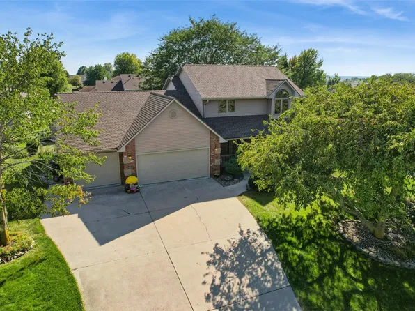 5915 E Oakwood Dr, Pleasant Hill, IA 50327