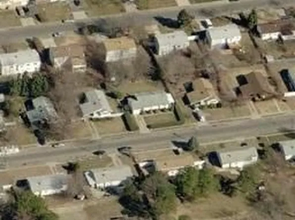 75 Cranberry St, Central Islip, NY 11722