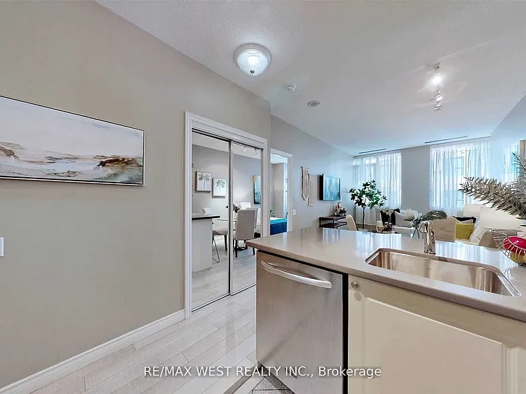 555 Yonge St #604 — Photo 8