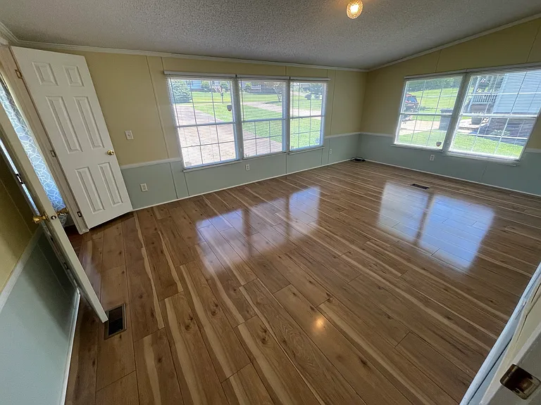 539 Valleybrook Ln — Photo 32