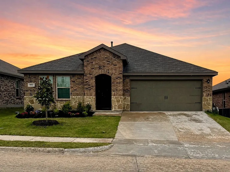 860 Newport Dr — Photo 1