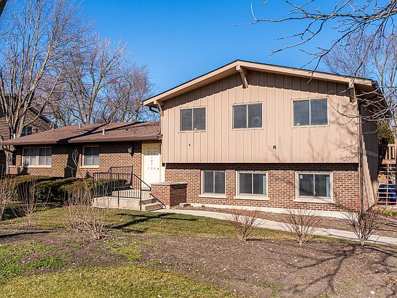 2nd image of 302 N Airlite St #302