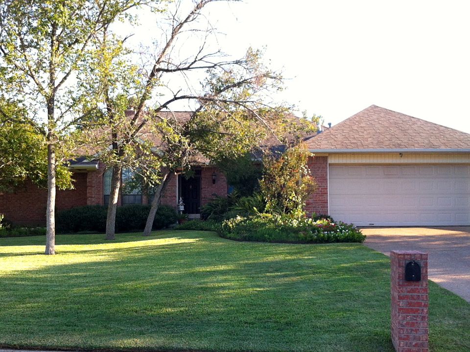 1st image of 2608 Manchester Dr