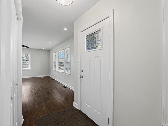 2nd image of 823 S Ridge Dr