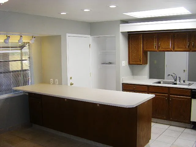 2231 Riviera St — Photo 9
