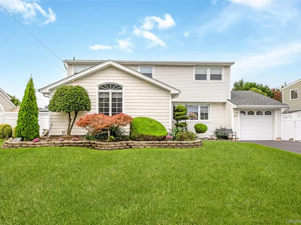30 Swan Dr, Massapequa, NY 11758