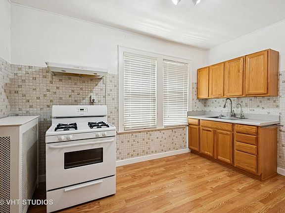 3rd image of 5813 N Rockwell St #2