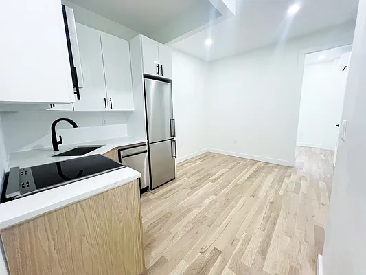 Rented by Manhattan Realty Group | media 9