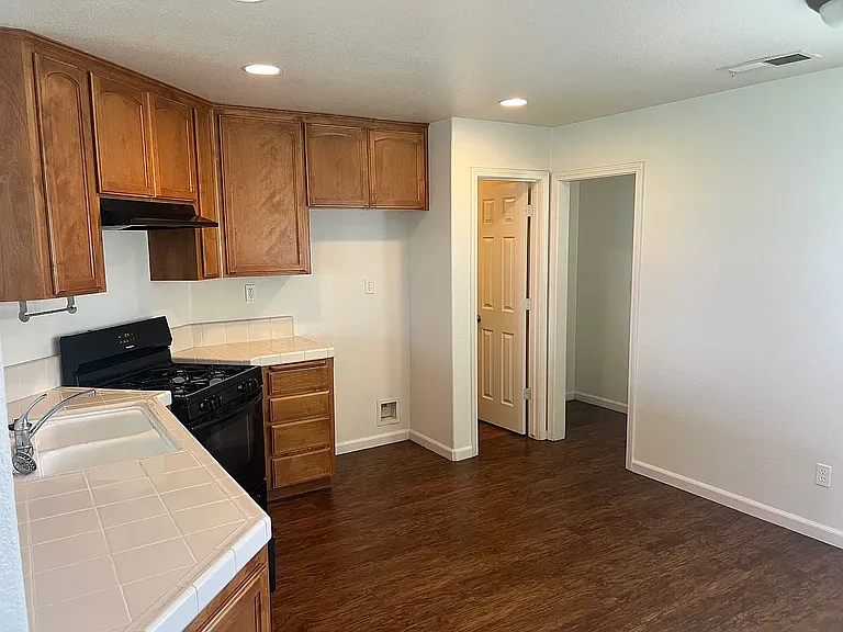 881 Hill Ave — Photo 4