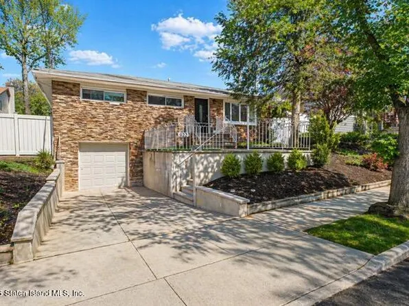 922 Drumgoole Rd W, Staten Island, NY 10312