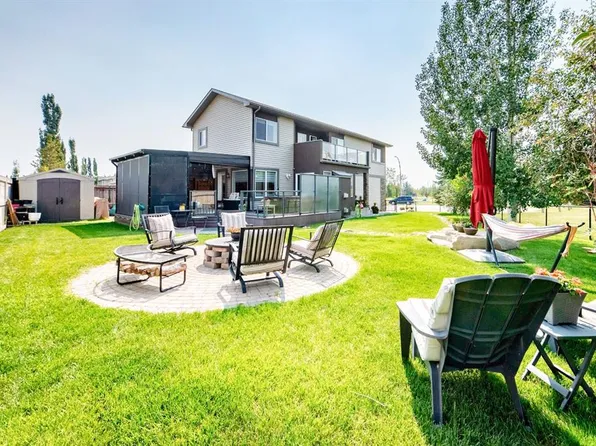 331 SW Royal Birch Vw NW, Calgary, AB T3G 5K2