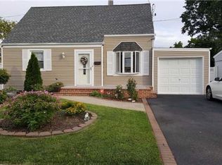 42 Jedwood Pl, Valley Stream, NY 11581