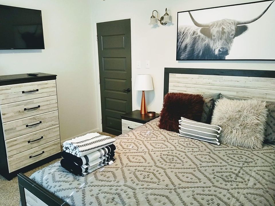 Master Bedroom With Attached Half Bath. Queen Bed, Very Large Closet, Nightstand and Chest of Drawers, Swiveling Smart TV, Ceiling Fan.