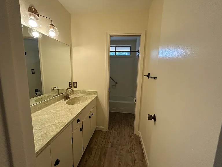 17 Ebony Ave — Photo 2