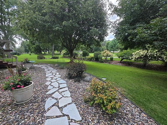 4th image of 417 Larkspur LANE E E