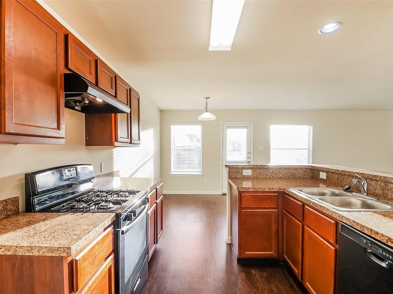 3 bed, 2.5 bath, 1539 sqft, $1,900 — Photo 2