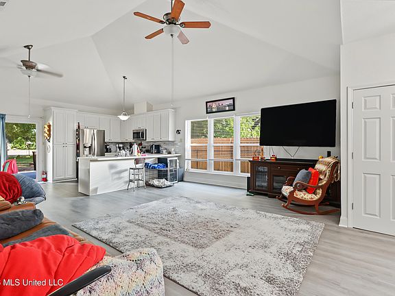 4th image of 638 Oakleigh Ave