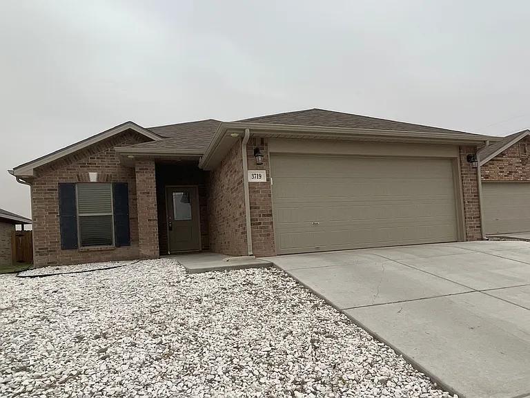 3719 Oakridge Ave — Photo 1