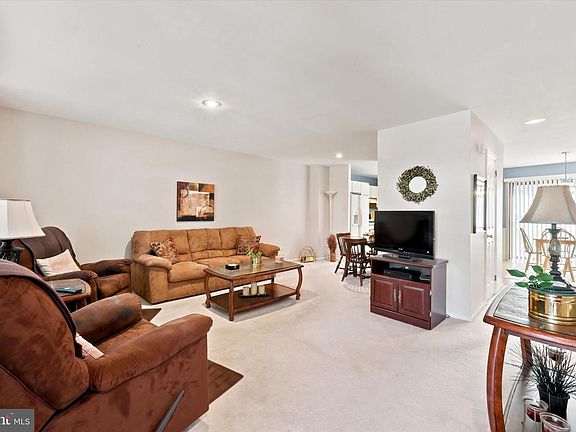 3rd image of 406 Carpenter Cir