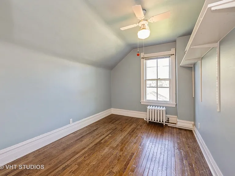 1 of the 3 bedrooms without furniture.