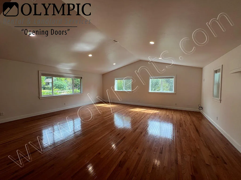 Renovated Eastside Rambler w/ AC! — Photo 2