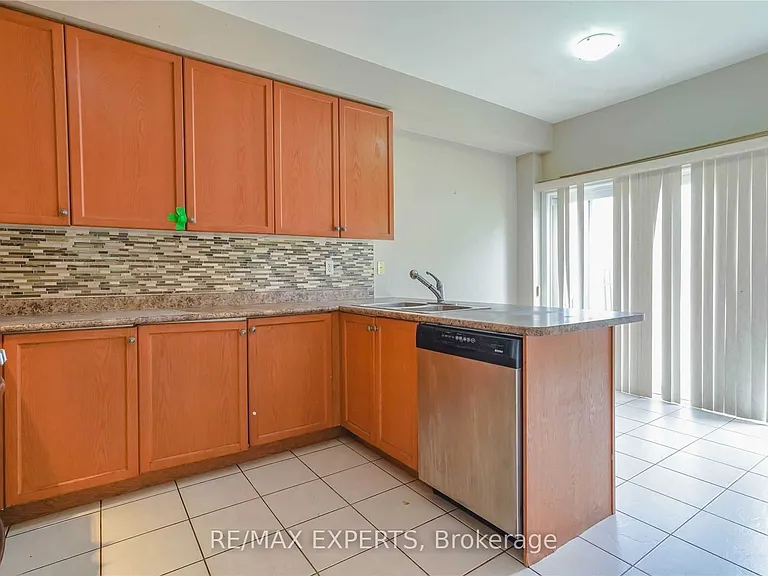 33 Saltspring Dr — Photo 13