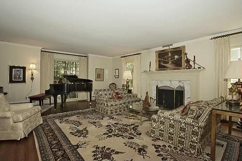 3rd image of 393 Carriage Ln