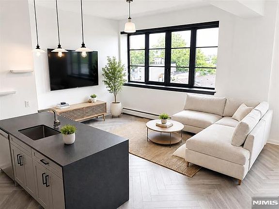 3rd image of 142 Charles St #403