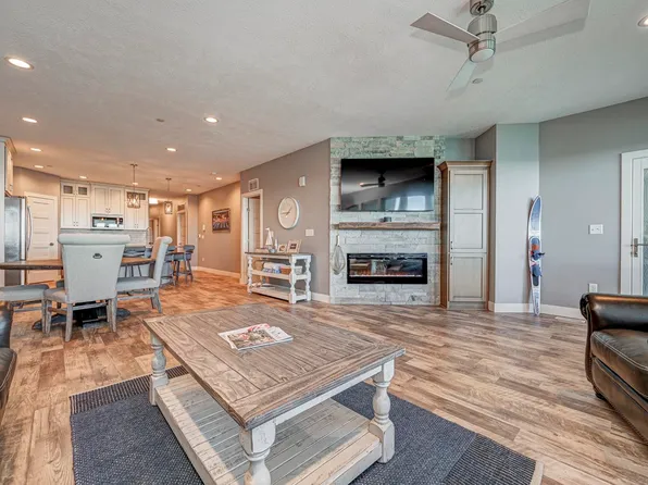 580 Linden Dr #308, Arnolds Park, IA 51331