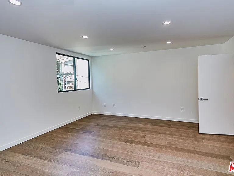 328 N Maple Dr #303 — Photo 11